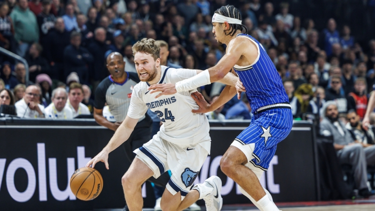 Cam Spencer von den Memphis Grizzlies spielt den Ball gegen Anthony Black von der Orlando Magic, am 15.01.2026. (Symbolbild) (Foto)