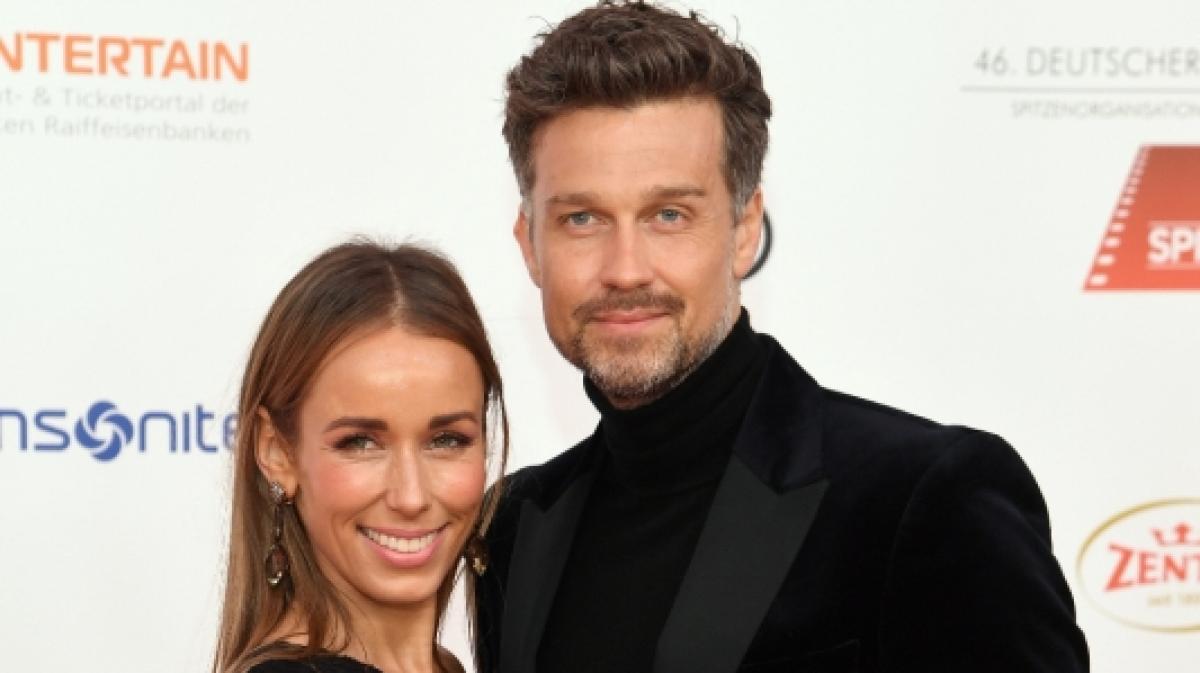 Wayne Carpendale lag Bikini-Sch&ouml;nheit Annemarie Carpendale am Strand der Malediven zu F&uuml;&szlig;en. (Foto)