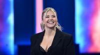Beatrice Egli heizt ihren Fans im durchsichtigen Häkel-Dress ein.
