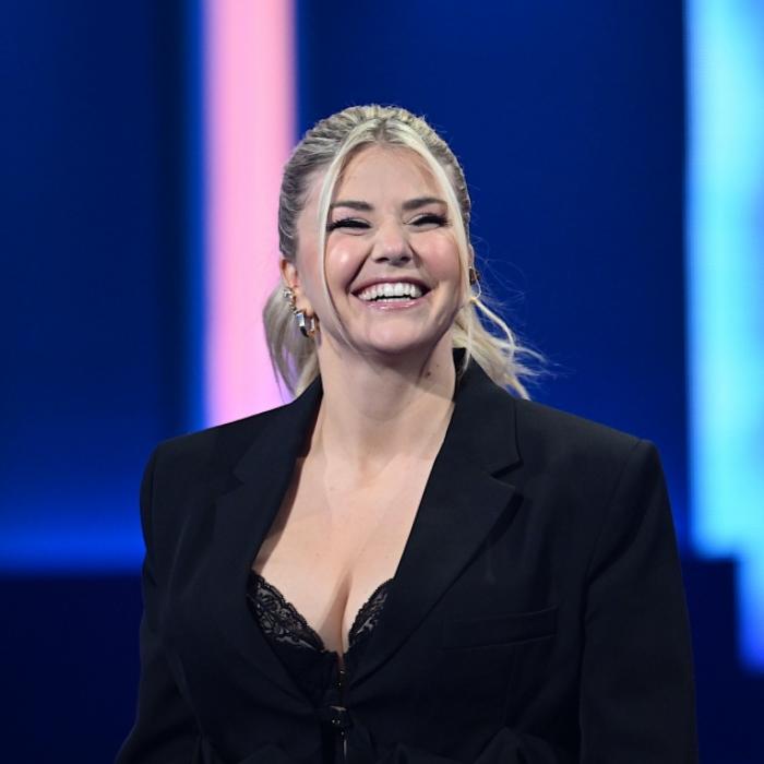 Schlager-Blondine lüftet ihren Pracht-Po im gewagten Häkel-Look
