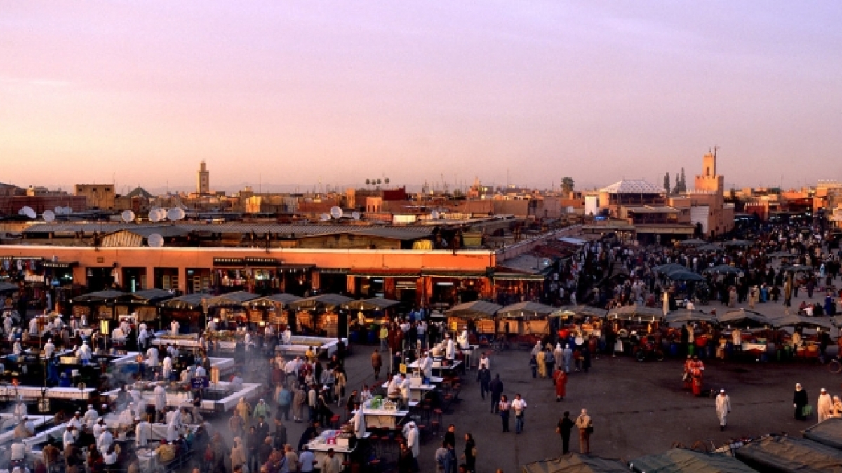 Auf dem zentralen Platz Marrakeschs, dem Djemaa El Fna, pulsiert das Leben vor allem in den Abendstunden. (Foto)