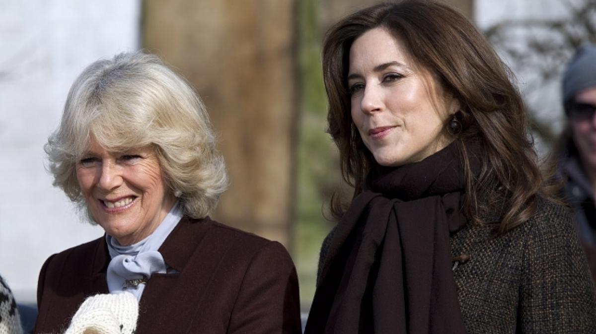 So entspannt wie dieses Zusammentreffen mit K&ouml;nigin Camilla war der Gr&ouml;nland-Besuch f&uuml;r K&ouml;nigin Mary nicht: Die d&auml;nische Monarchin wurde beim Bad in der Menge angefahren. (Foto)
