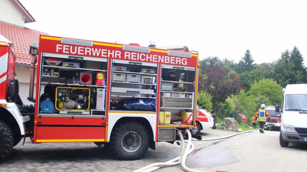 Einsatzkr&auml;fte der Feuerwehr sind in der N&auml;he des Ungl&uuml;cksortes im Einsatz, wo ein Tank explodierte und einen Mann t&ouml;dlich verletzte. (Foto)
