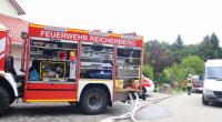 Einsatzkräfte der Feuerwehr sind in der Nähe des Unglücksortes im Einsatz, wo ein Tank explodierte und einen Mann tödlich verletzte.