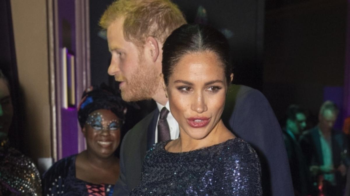 Ihren Babybauch hielt Meghan Markle Anfang 2019 in der &Ouml;ffentlichkeit fest umklammert - etwa aus Sorge, ihr Babyschwindel k&ouml;nnte auffliegen? (Foto)