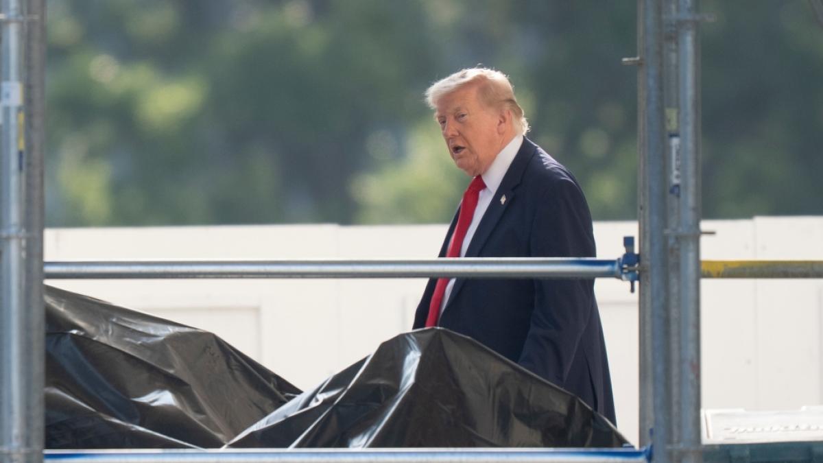 Donald Trump wirkt auf dem Weg zur Marine One ungew&ouml;hnlich langsam und unsicher. (Foto)
