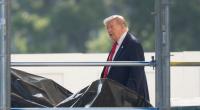 Donald Trump wirkt auf dem Weg zur Marine One ungewöhnlich langsam und unsicher.