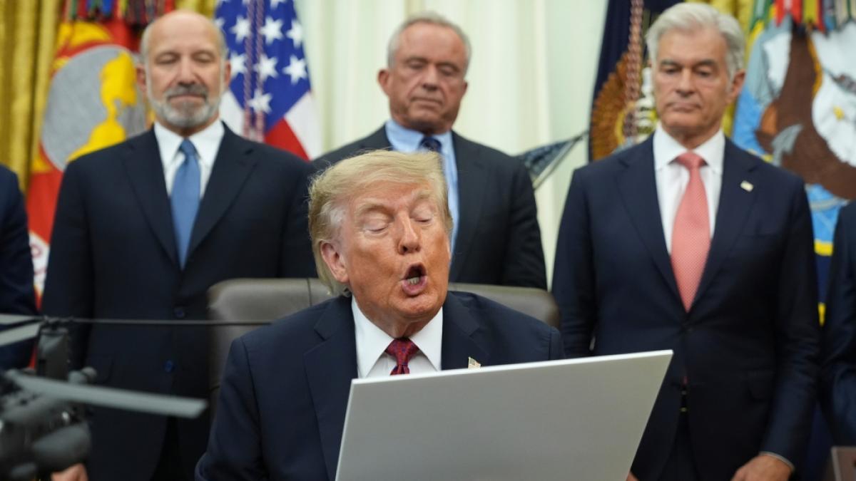 Der Platz um ihn war hei&szlig; begehrt: US-Pr&auml;sident Donald Trump,&nbsp;Gesundheitsminister Robert F. Kennedy Jr. und Mehmet Oz, Leiter der Centers for Medicare  Medicaid Services bei einem Pressetermin im Wei&szlig;en Haus. (Foto)