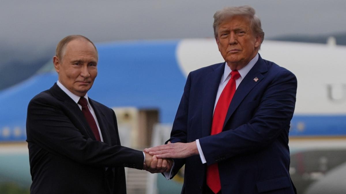 Donald Trump setzte auf seinen typischen "Trump-Trick" beim H&auml;ndedruck. (Foto)