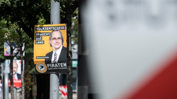 Welche Strafe droht, wenn Wahlplakate beschmiert oder abgerissen werden?