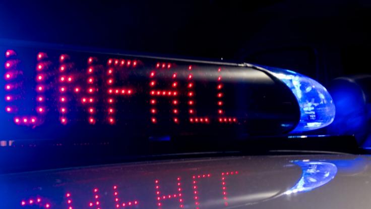 Bei einem schweren Verkehrsunfall bei Wiepkenhagen in Mecklenburg-Vorpommern sind drei Menschen ums Leben gekommen.