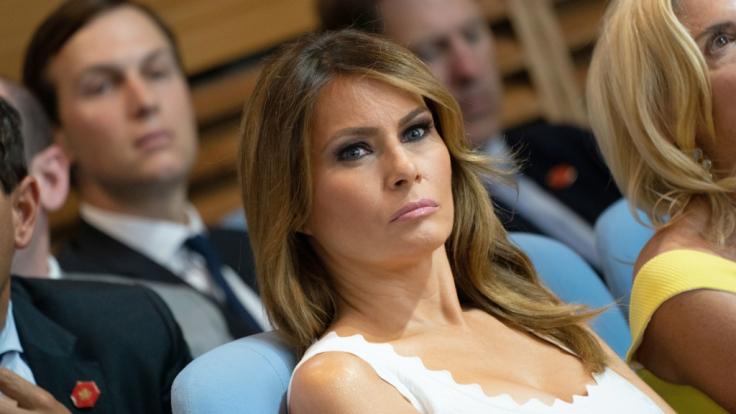 Präsidentengattin Melania Trump zeigt sich von den Amtsenthebungsforderungen um Ehemann Donald Trump unbeeindruckt - und kassiert prompt einen Shitstorm.