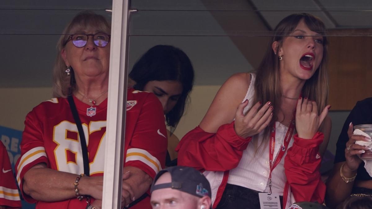Taylor Swift sa&szlig; auf der Trib&uuml;ne neben Travis Kelces Mutter Donna (l.). (Foto)