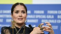 Salma Hayek begeistert ihre Fans mit einem Strandfoto im Bikini.