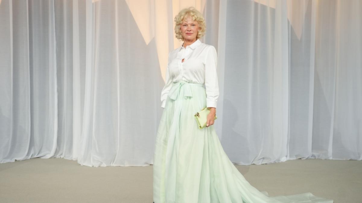 Pamela Anderson trug bei der&nbsp;Academy-Museum-Gala ein Ensemble von Carolina Herrera.&nbsp;&nbsp; (Foto)