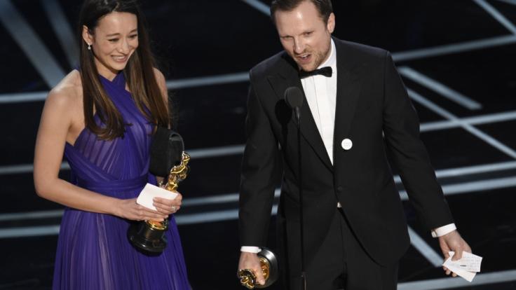 So sehen Sieger aus: Joanna Natasegara und Orlando von Einsiedel mit ihren Oscars für den Dokumentar-Kurzfilm für