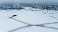 Die Müritz, der größte Binnensee Deutschlands, ist wegen des anhaltenden Frostwetters nach Angaben des Wasser- und Schifffahrtsamts erstmals seit Jahren auf seiner kompletten Fläche von einer dicken Eisschicht bedeckt.