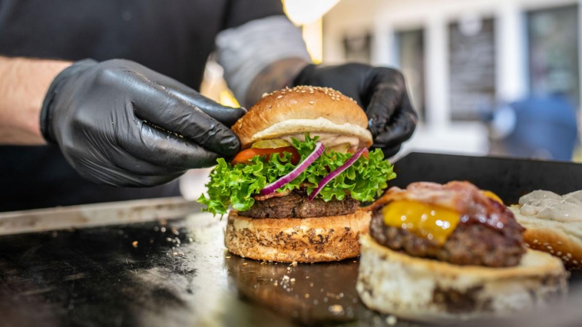 Fettige, stark gew&uuml;rzte und gesalzene Lebensmittel wie Burger, Pizza oder D&ouml;ner f&uuml;hren zu starkem Fl&uuml;ssigkeitsverlust. (Foto)