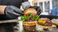 Fettige, stark gewürzte und gesalzene Lebensmittel wie Burger, Pizza oder Döner führen zu starkem Flüssigkeitsverlust.