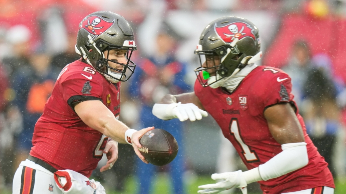 Baker Mayfield von den Tampa Bay Buccaneers &uuml;bergibt den Ball an Rachaad White, am 03.01.2026. (Symbolbild) (Foto)