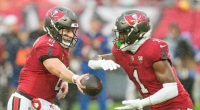 Baker Mayfield von den Tampa Bay Buccaneers übergibt den Ball an Rachaad White, am 03.01.2026. (Symbolbild)