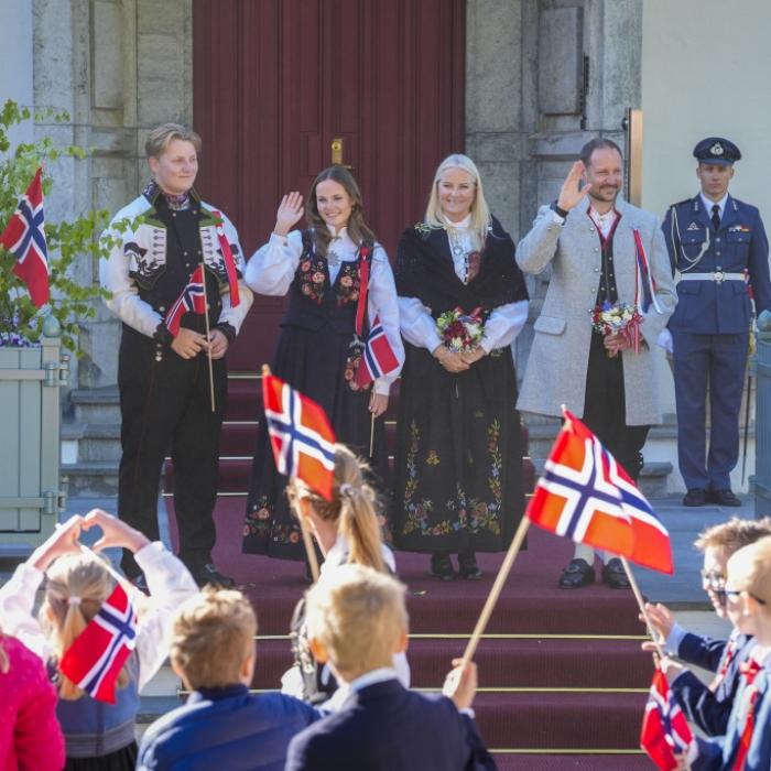 Haakon und Sverre Magnus besuchen Marius im Gefängnis