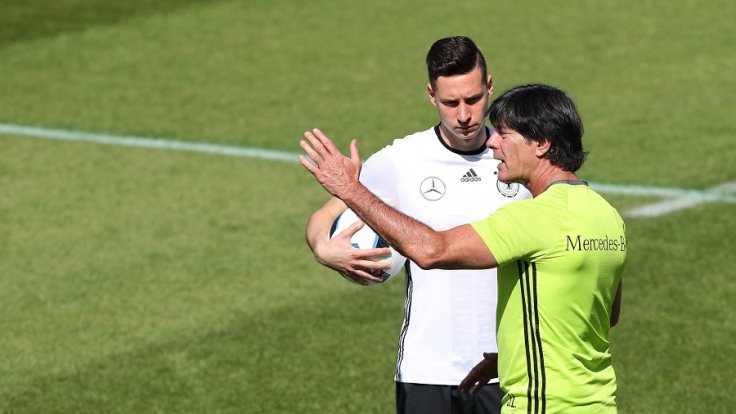 Bundestrainer Joachim Löw und Julian Draxler.