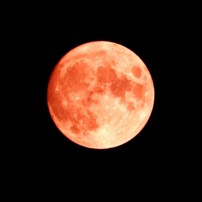 Leuchtet der Vollmond in einem satten Rot?