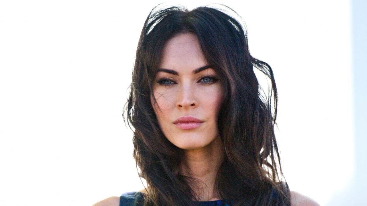 Megan Fox zeigt sich halbnackt im raffinierten Muschel-Kleid auf dem Cover der "Sports Illustrated". (Foto)
