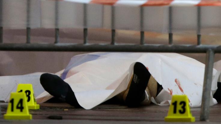 Nach einer Messer-Attacke in Marseille ist der Angreifer von der Polizei getötet worden.