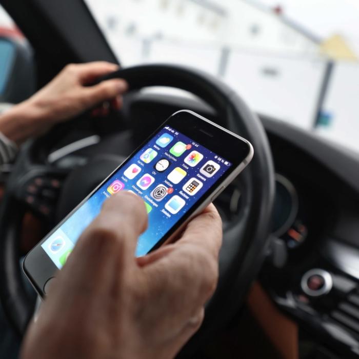 Die Polizei warnt – Augen auf die Straße, nicht aufs Handy