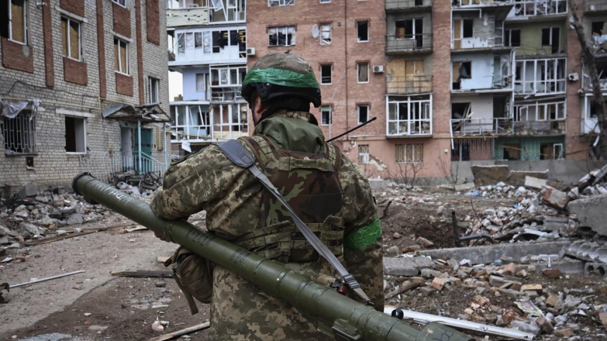 Ein ukrainischer Soldat tr&auml;gt ein mobiles Flugabwehrraketensystem im Gebiet schwerster K&auml;mpfe. (Foto)