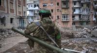 Ein ukrainischer Soldat trägt ein mobiles Flugabwehrraketensystem im Gebiet schwerster Kämpfe.