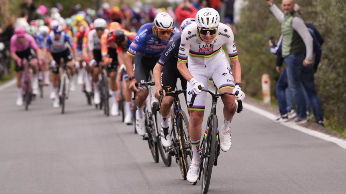 Schnappt sich Tadej Pogačar (vorne) in diesem Jahr den Sieg bei Paris-Roubaix? (Foto)