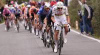 Schnappt sich Tadej Pogačar (vorne) in diesem Jahr den Sieg bei Paris-Roubaix?