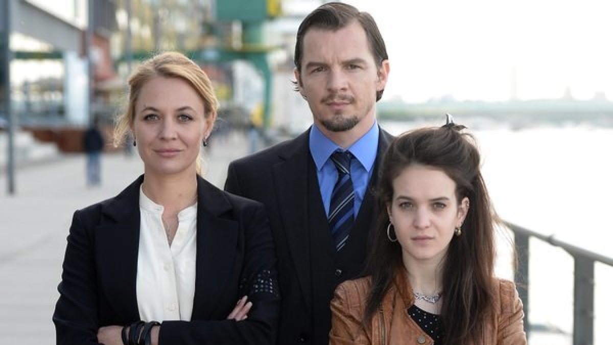 Julia Thurnau mit ihren Schauspielkollegen Felix Klare und Lilli Zahavi beim Dreh des ARD-Fernsehfilms "Momentversagen" (2014). (Foto)