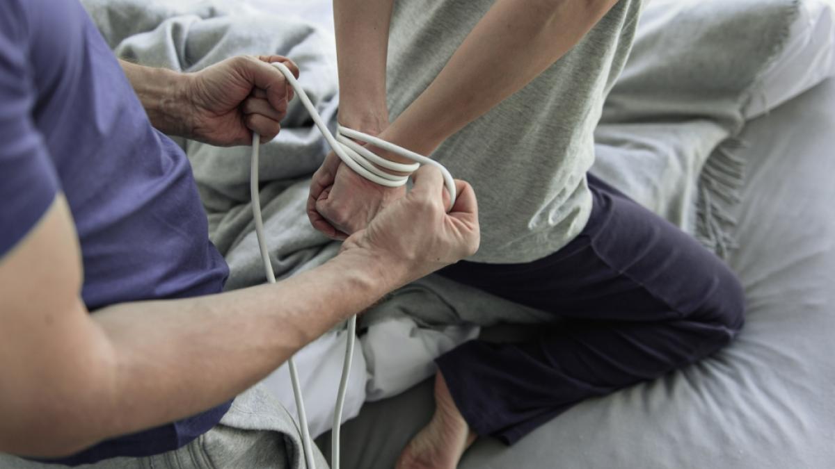 Im spanischen Salamanca wurde eine junge Frau befreit, nachdem sie von ihrem Freund und dessen Mutter wochenlang an ein Bett gefesselt gefangen gehalten wurde (Symbolfoto). (Foto)