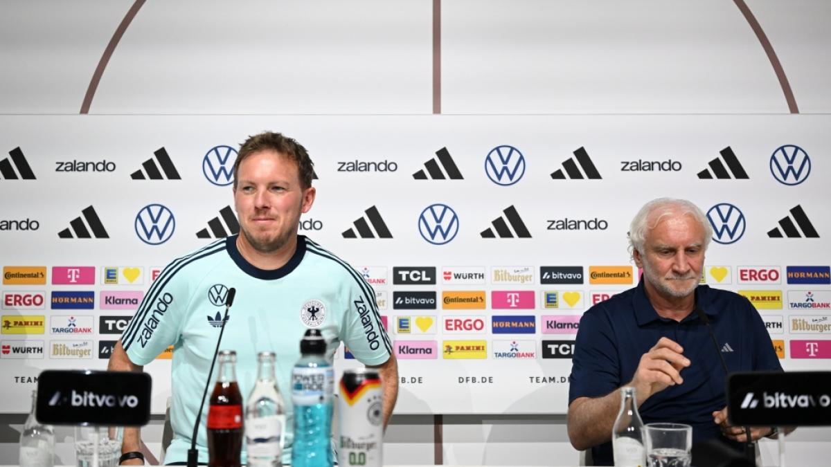 Bundestrainer Julian Nagelsmann (l.) und DFB-Sportdirektor Rudi V&ouml;ller (r.) bei der Auftakt-Pressekonferenz zur Fu&szlig;ball-WM 2026. (Foto)