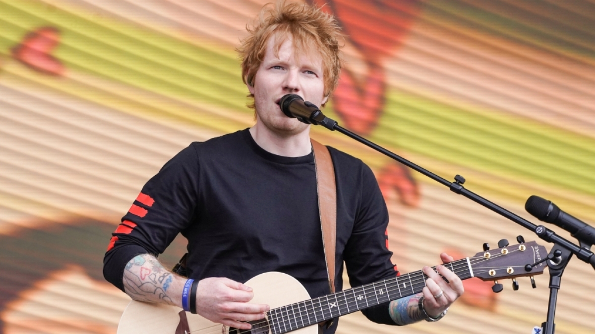 Ed Sheeran performt auf der B&uuml;hne. (Foto)