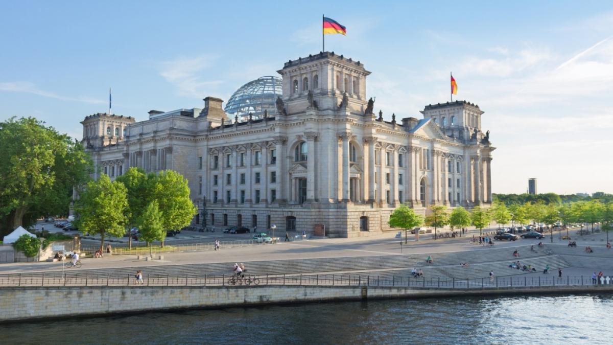 Das Berliner Reichstagsgeb&auml;ude und die Spree. Aktuelle Nachrichten aus und &uuml;ber Berlin hier auf news.de. (Foto)
