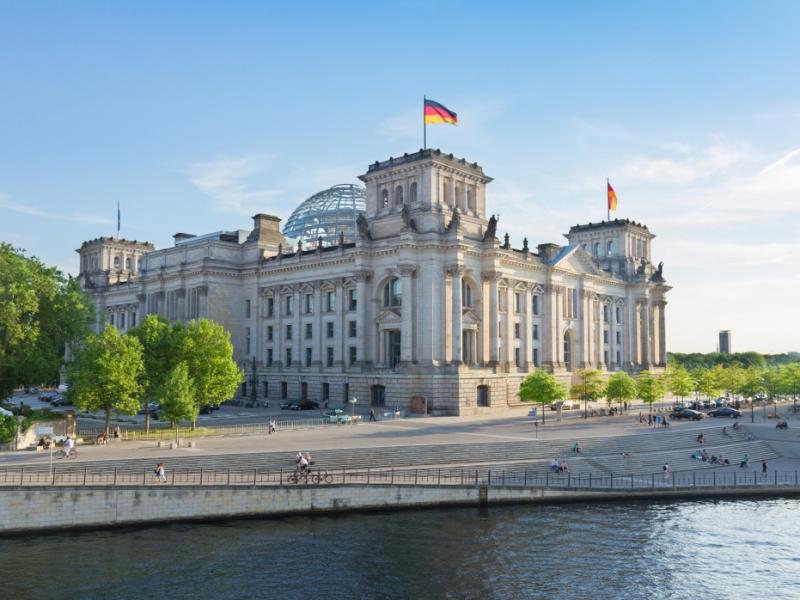 Berlin: Feuer unter Stromleitungen in Berlin - Anschlag?