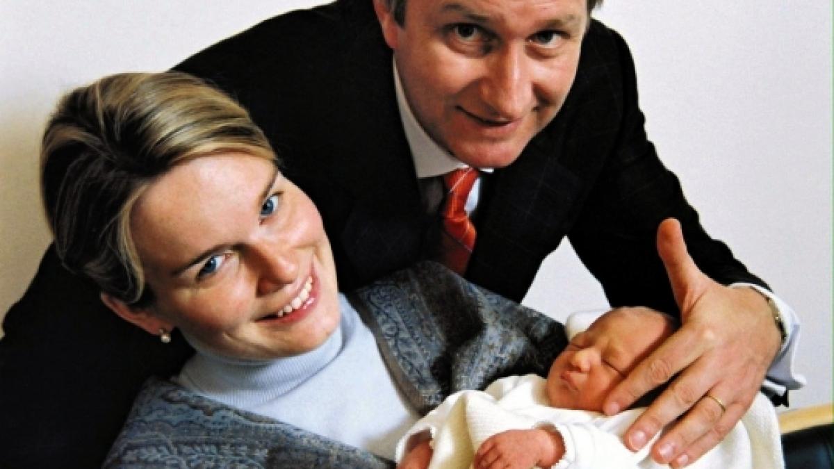 Kronprinz Philippe von Belgien und seine Ehefrau Mathilde freuten sich im Oktober 2001 über die Geburt von Prinzessin Elisabeth. (Foto)