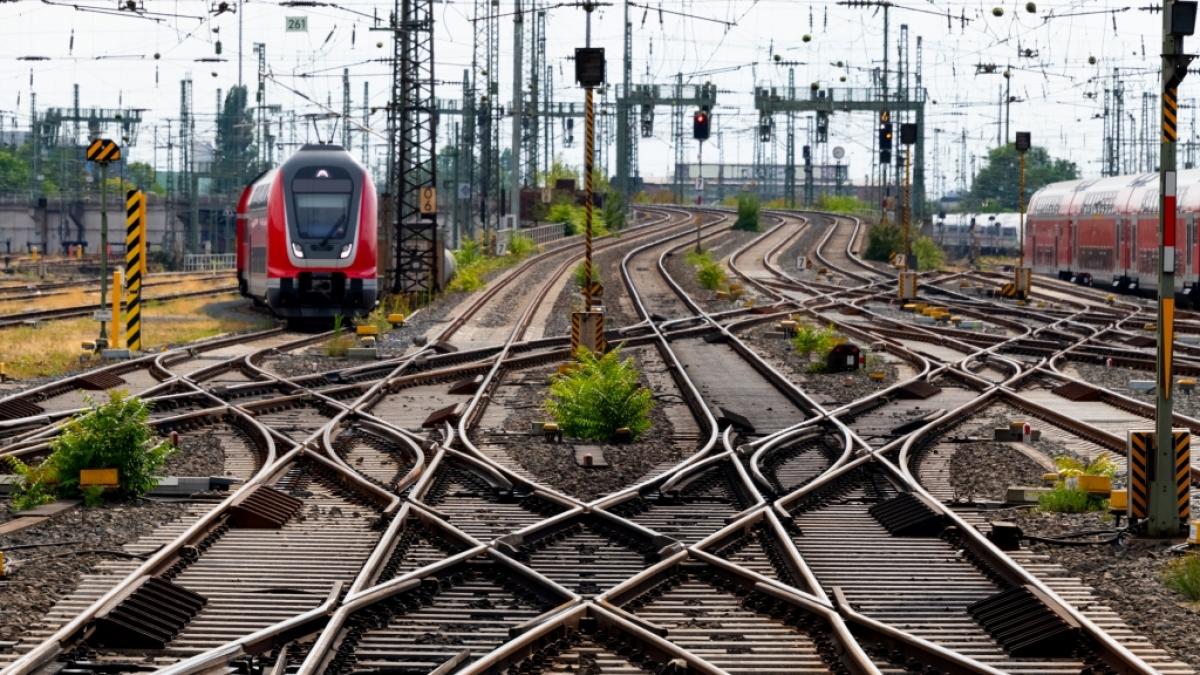 Aktuelle Nachrichten zum Thema Bahnverkehr lesen Sie hier auf news.de (Symbolbild). (Foto)