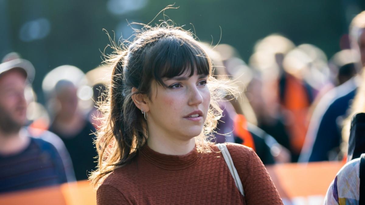 Carla Hinrichs berichtet von schockierenden Szenen bei ihrer Hausdurchsuchung. Ein Polizist soll eine Waffe auf die Klimaaktivistin gerichtet haben. (Foto)