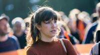Carla Hinrichs berichtet von schockierenden Szenen bei ihrer Hausdurchsuchung. Ein Polizist soll eine Waffe auf die Klimaaktivistin gerichtet haben.