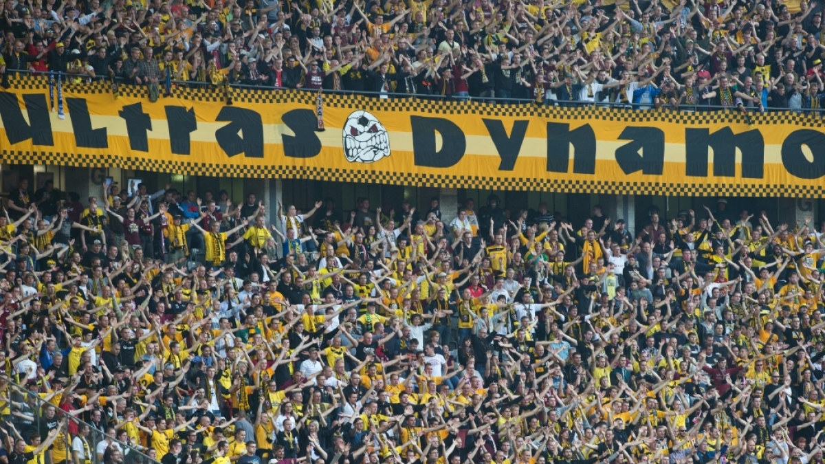 In der Fankurve von Dynamo Dresden zeigen die Dresden-Fans ihren R&uuml;ckhalt f&uuml;r die Mannschaft. (Symbolbild) (Foto)