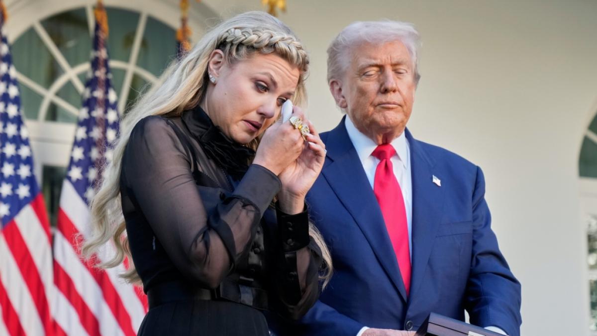 Kirk-Witwe Erika neben US-Pr&auml;sident Donald Trump (Foto)
