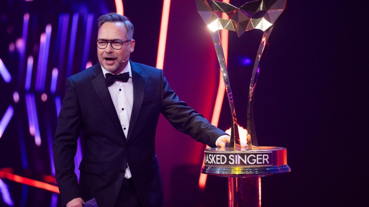 Matthias Opdenh&ouml;vel f&uuml;hrt auch im Fr&uuml;hjahr 2024 durch "The Masked Singer" - das Singen &uuml;berl&auml;sst der Moderator jedoch den maskierten Prominenten. (Foto)