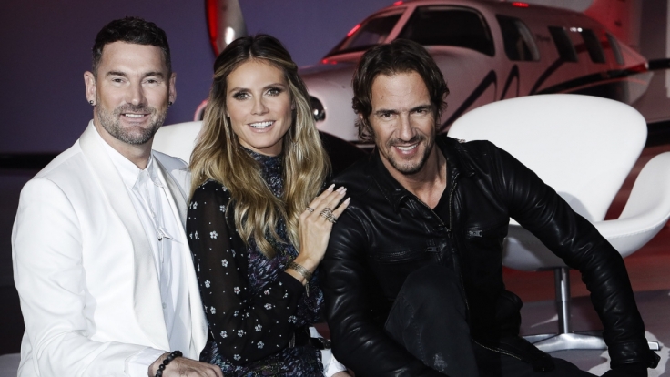 Heidi Klum (M.) sucht mit Michael Michalsky (l.) und Thomas Hayo (r.) nach