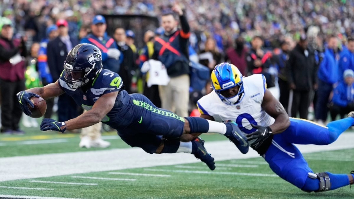 Kenneth Walker III von den Seattle Seahawks springt in die Endzone , w&auml;hrend Byron Young von den Los Angeles Rams ihn versucht zu tackeln, am 25.01.2026. (Symbolbild) (Foto)